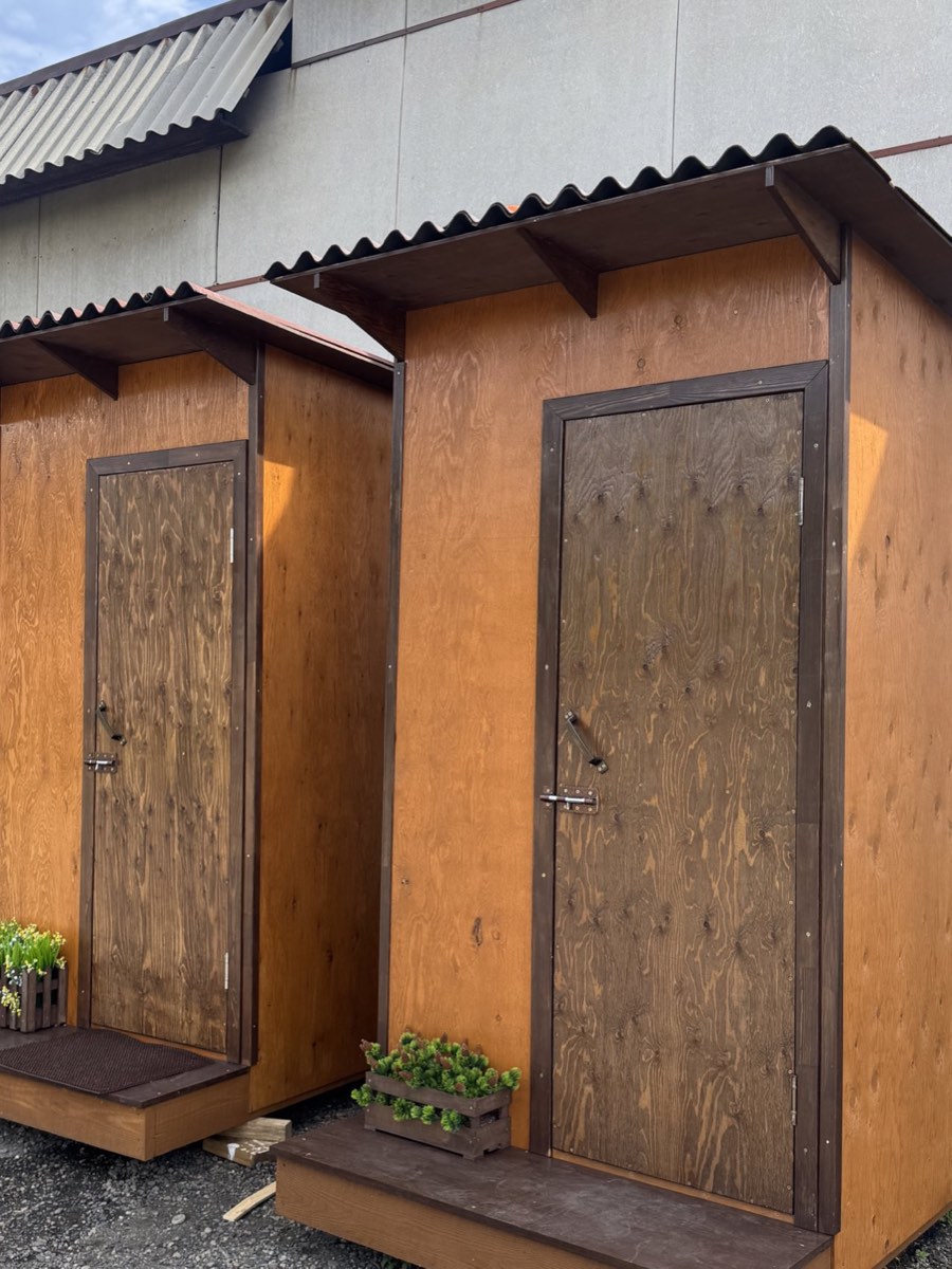 Готовые уличные туалеты на производственной площадке