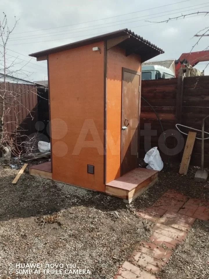 Установленный тёплый дачный туалет